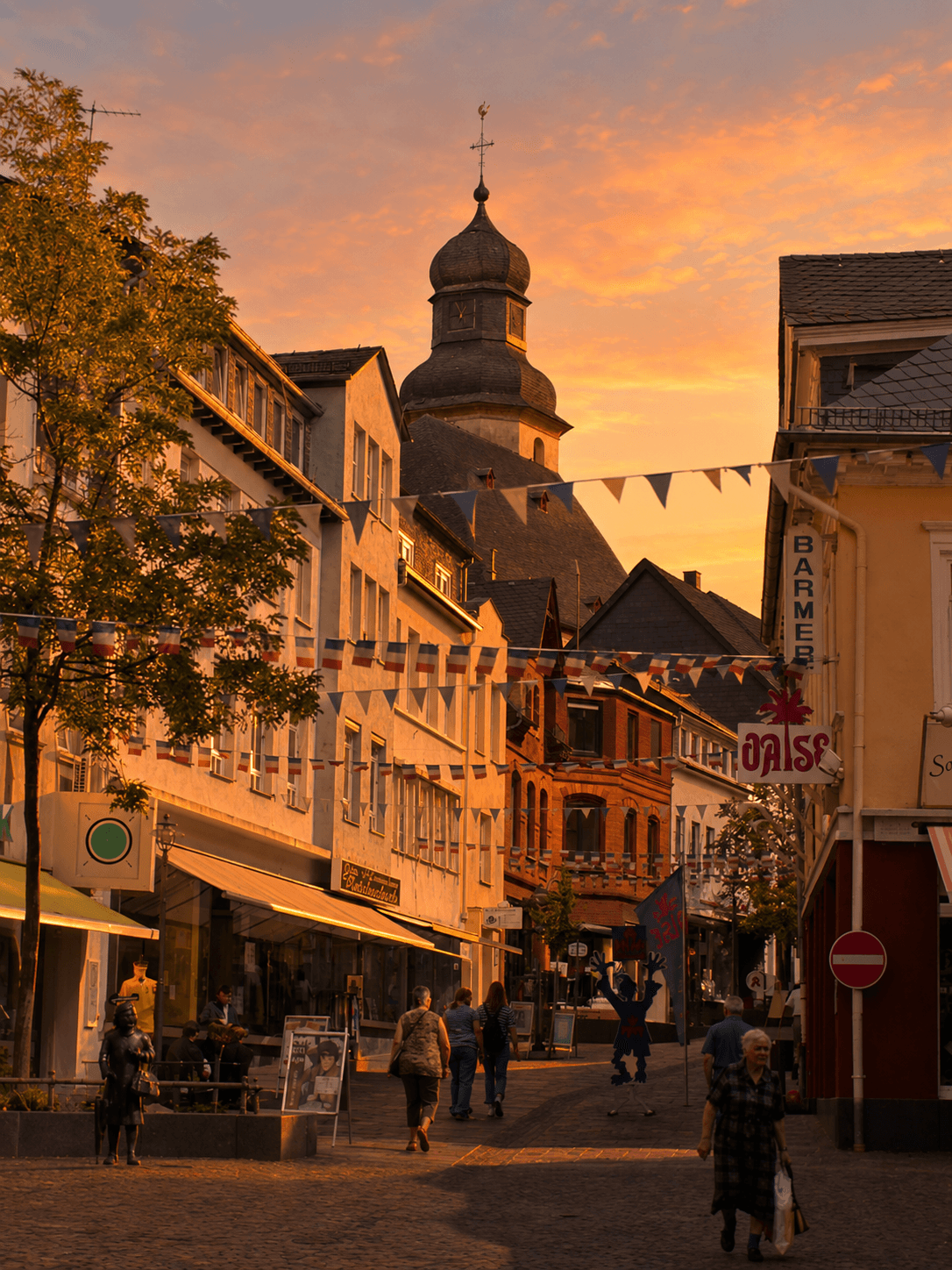 Abendaufnahmer der Simmerner Fußgängerzone