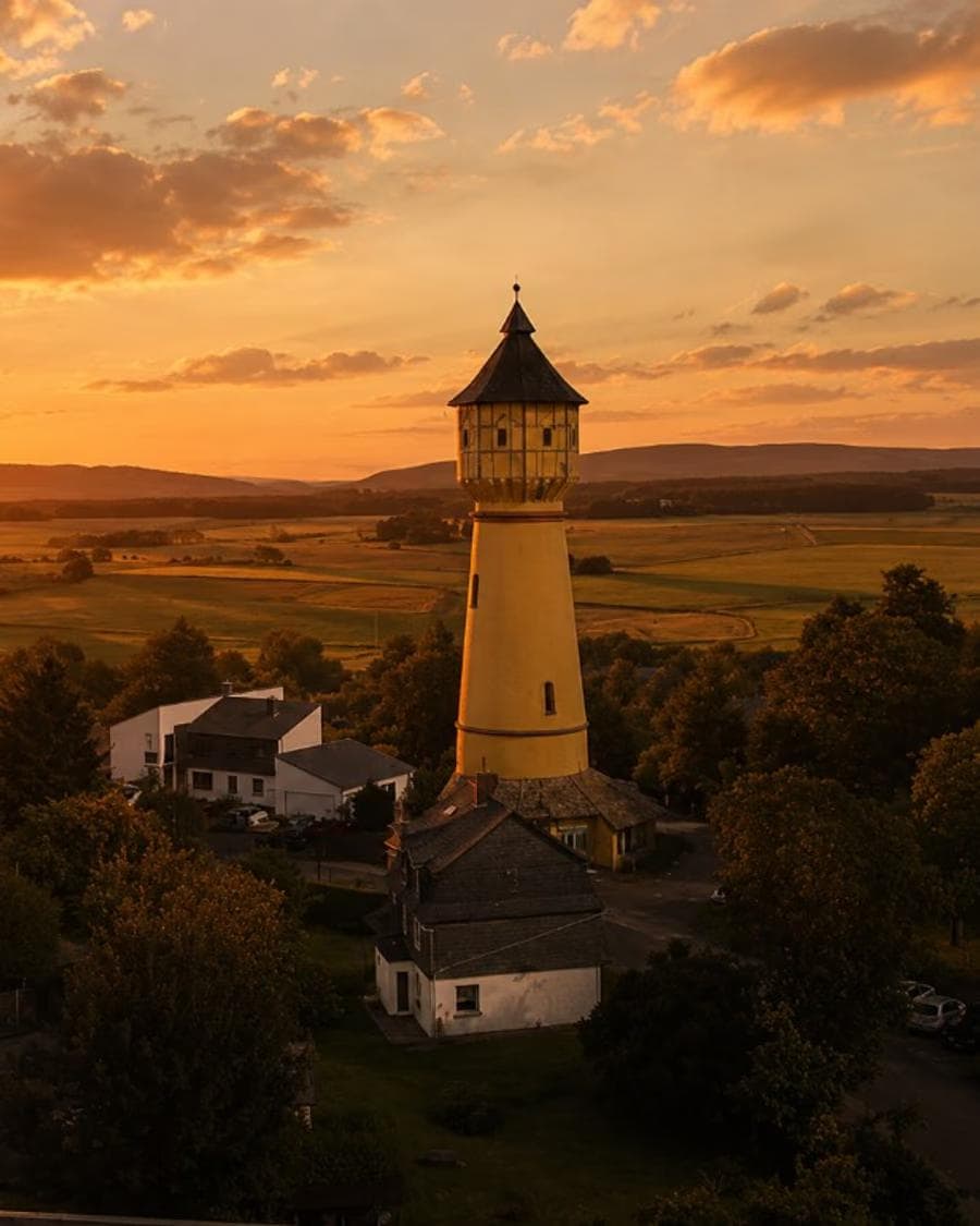 Wasserturm in Kirchberg über den Hunsrücker Feldern